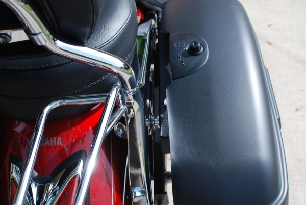 Easy Brackets für Yamaha V-Star 950 mit abnehmbarer Yamaha Rückenlehne